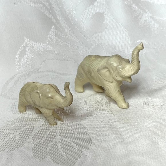 Vintage Set of 2 White Resin Elephant Figurines Trunks Up Lucky Elephants - Picture 1 of 9